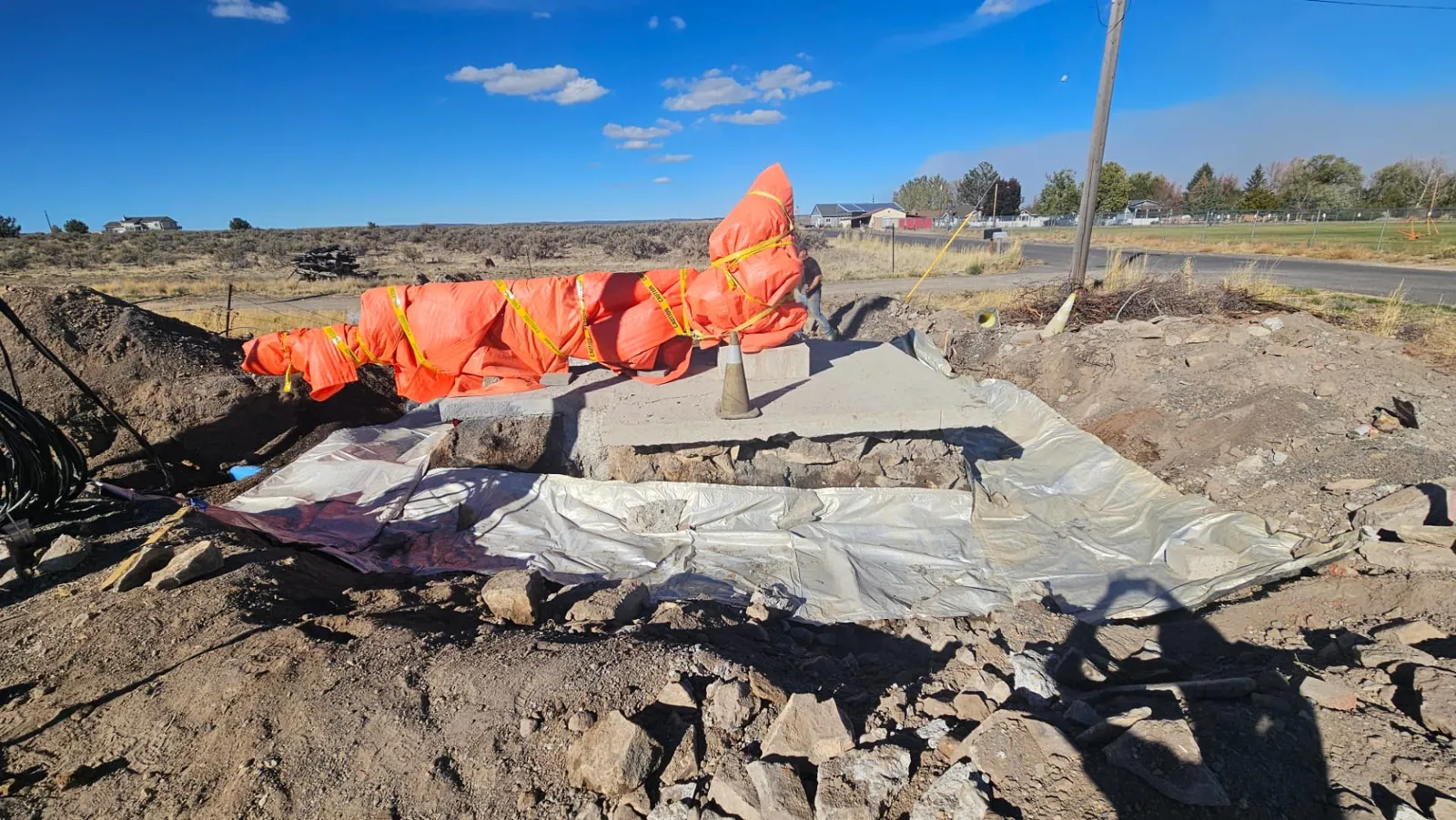Blanketed excavation protecting the ground from freezing before the concrete pour