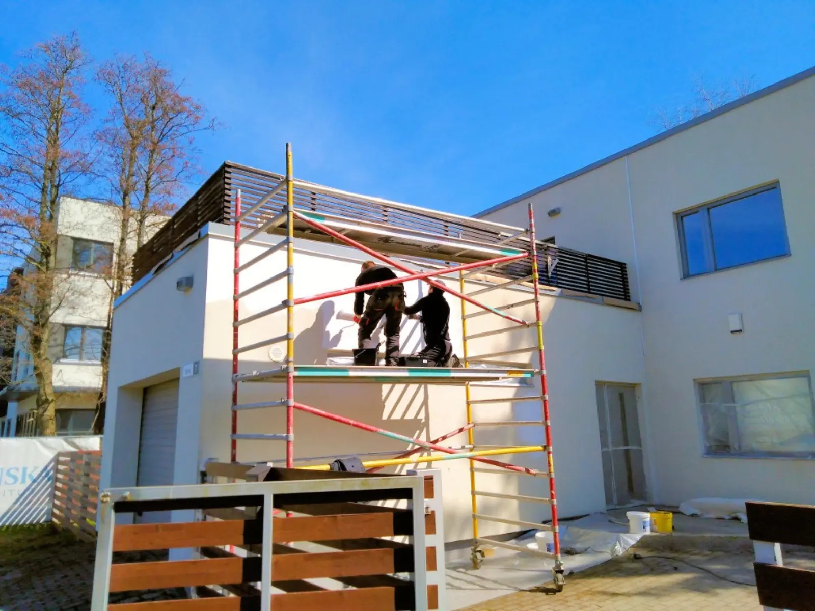 Modern ADU construction in progress with workers on scaffolding by Almog Construction in Central Oregon.